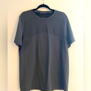 Men’s under Armour tee shirt